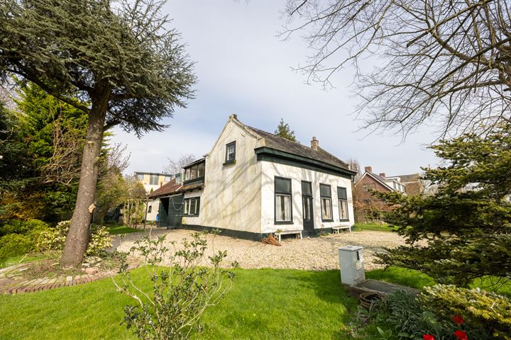 Voorgevel van vrijstaande woning aan de 's-Gravenweg 524