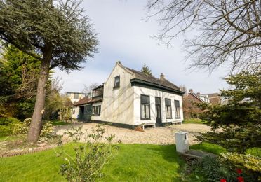 Voorgevel van vrijstaande woning aan de 's-Gravenweg 524