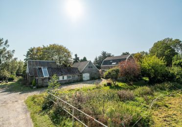 Voorgevel van vrijstaande woning met schuur