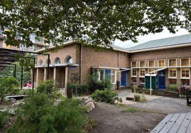 In opdracht van de Gemeente Rotterdam zijn wij gestart met de verkoop van het eeuwigdurend recht van erfpacht met afgekochte canon van een perceel grond met de zich daarop bevindende opstallen. De hoofdbouw is gerealiseerd als schoolgebouw en thans verhuurd als kinderdagverblijf.