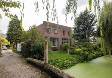 Geschakelde woning aan de Kralingseweg 429-431. Het betreft een verhuurde woning en een leegstaande woning.
