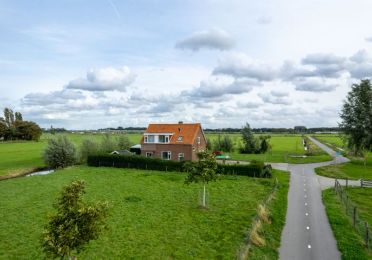 In opdracht van de Gemeente Rotterdam verkopen wij aan de Rodenrijseweg een landelijk gelegen vrijstaande woning met vrij uitzicht. Het perceel eigen grond is maar liefst 1.710 m² groot en biedt ruime parkeergelegenheid voor meerdere auto's op eigen terrein. Interne en externe renovatie van de woning is noodzakelijk.